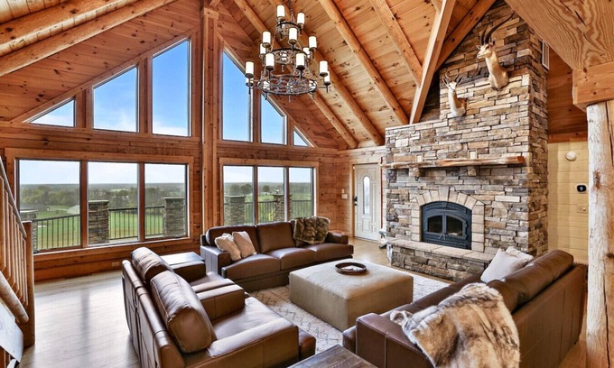 Shelbyville Cabin | Hillside Cabin w/Slps 20+ 11BD 3BA Fireplace & Hot Tub