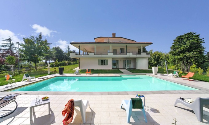 Tavullia Apartment | Hillside Comfort in Tavullia