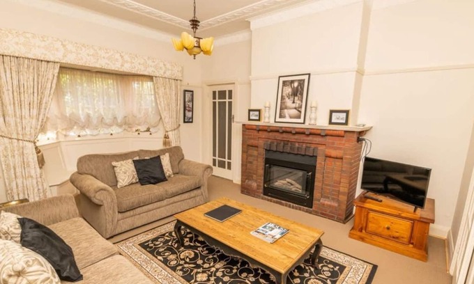 Bathurst House | Hillside Cottage - Spacious, Walk to CBD