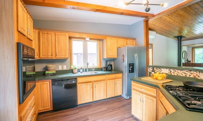 Mount Marion House | Hillside Escape: HIT's Home w/Pool & Hot Tub