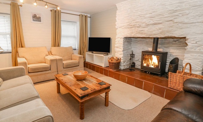 Talsarnau Cottage | HILLSIDE, family friendly, with open fire in Penrhyndeudraeth