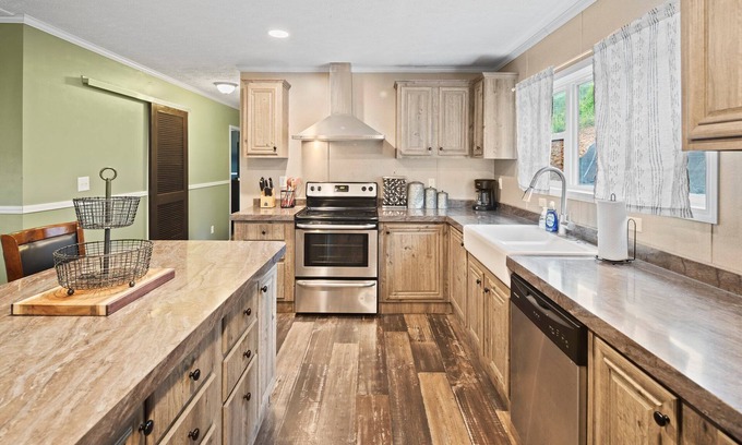Hot Springs House | Hillside Gem w/Hot Tub! Sleeps 10. Huge, Family/Dog-Friendly, and Close to DT!
