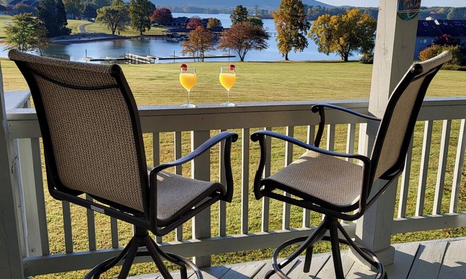 North Shore Condo | Hillside Haven - Cozy Condo at Smith Mountain Lake