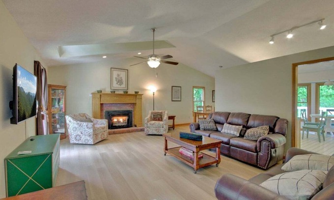 Weaverville House | Hillside Hideaway near Blue Ridge Parkway, secure gear storage, w/free Biltmore Pass