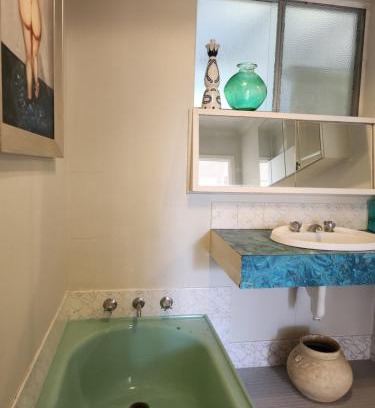 Wembley Downs Ski Chalet | Hillside holiday house near the beach