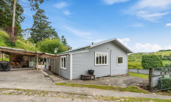 Bay View House | Hillside Honey – Napier Holiday Home