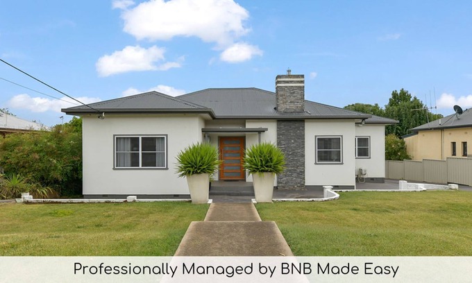 Bletchington House | Hillside House - Newly Renovated 1950s Home, Pets