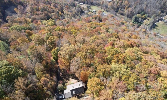 Barnardsville House | Hilltop acres home with large soaking tub, fireplace, and outdoor fire pit.