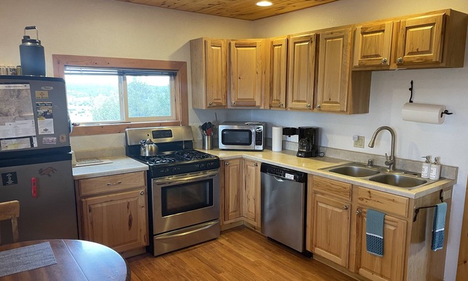 Rutheron Cabin | Hilltop Cabin with Sunning Views on 11 Acres