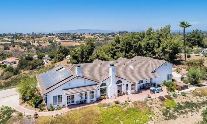 Fallbrook House | Hilltop Estate with 4 KING Bedrooms and incredible sunrise and sunset views.