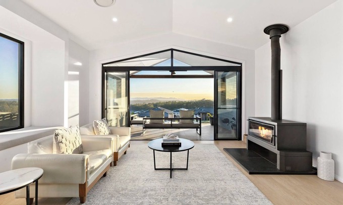 Greta House | Hilltop Haven