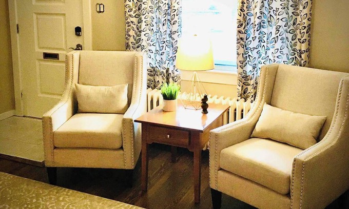 Reading House | Hilltop Haven @ Hampton Heights