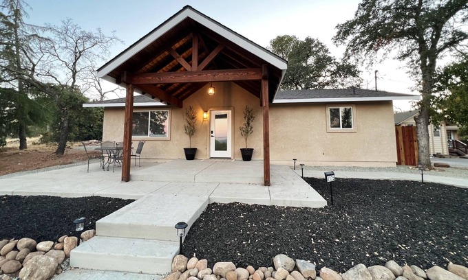Loomis House | Hilltop House Penryn Rural vibe with a central location