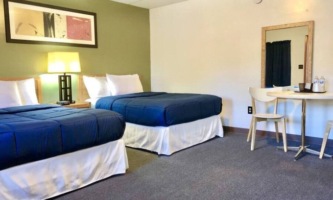 International Falls Cabin | Hilltop Lodge Two Double - Room 106