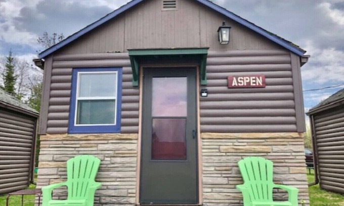 International Falls Cabin | Hilltop Lodge - Aspen -Queen Cabin