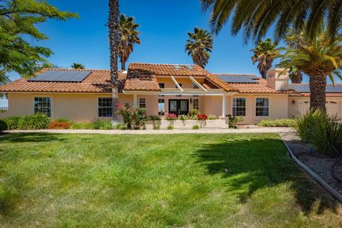 Templeton House | Hilltop Oasis