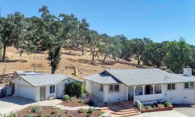 Atascadero House | Hilltop Oasis w/4 Roomy Bedrooms & Striking Views