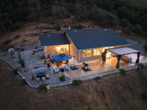 Oakhurst House | Hilltop Paradise with stunning views/hot tub/firepit/dog friendly