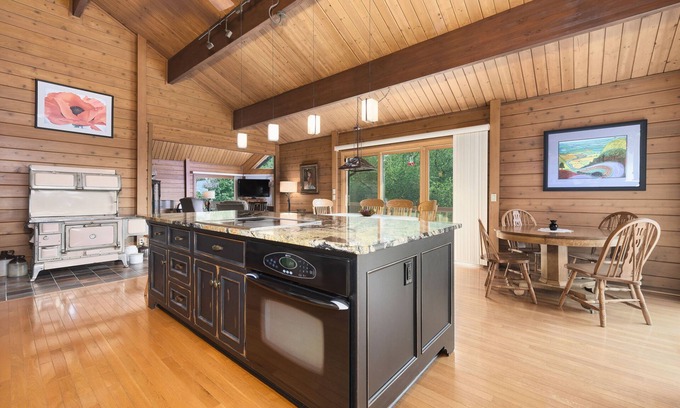 Hartford House | Hilltop Serenity - entire cabin- scenic oasis
