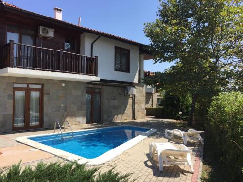 Sunny Beach Villa | HillTop Villa