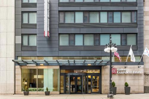 Downtown Chicago Hotel | Hilton Garden Inn Chicago Downtown Riverwalk