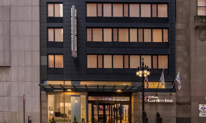 Downtown Chicago Hotel | Hilton Garden Inn Chicago Downtown Riverwalk