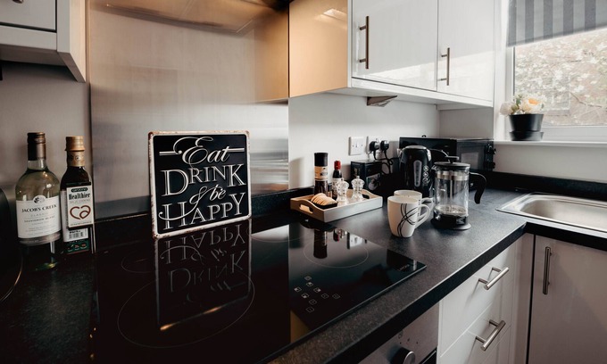 Hinckley Apartment | Hinckley Centre, Convenient, Secure Parking, close to hospital and station