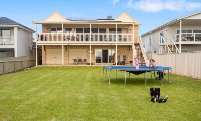 Nangkita House | Hindmarsh Hideaway- Waterfront, pet friendly, NBN,