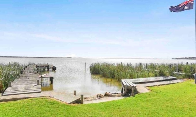 Nangkita House | Hindmarsh Hideaway- Waterfront, pet friendly, NBN,Private jetty