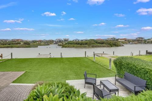Nangkita House | Hindmarsh Island Marina Lifestyle - BYO Linen