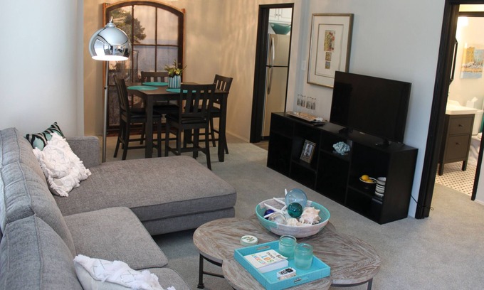 Altadena House | HIP CHARM & COMFORT IN ALTADENA 1987