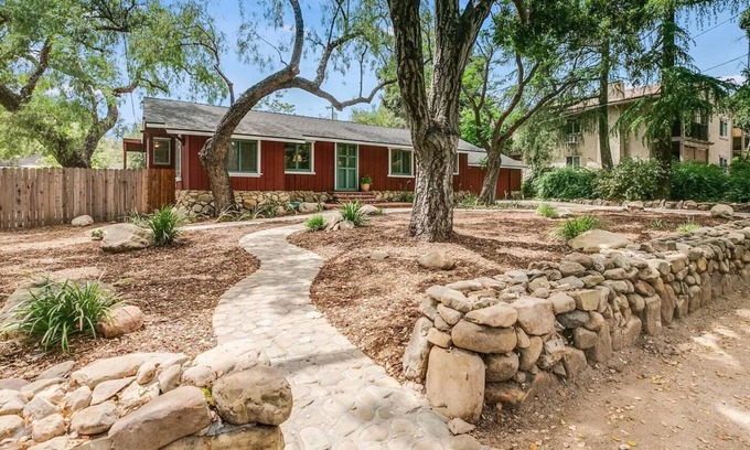 Ojai House | Hip Downtown Ojai Casita w/Hot tub!