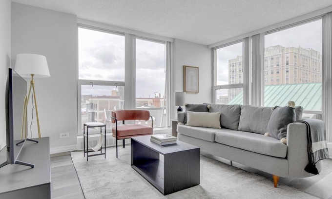 Edgewater Beach Apartment | Hip Edgewater Studio w/Gym, Deck & Lounge, 5 blocks to L, by Blueground