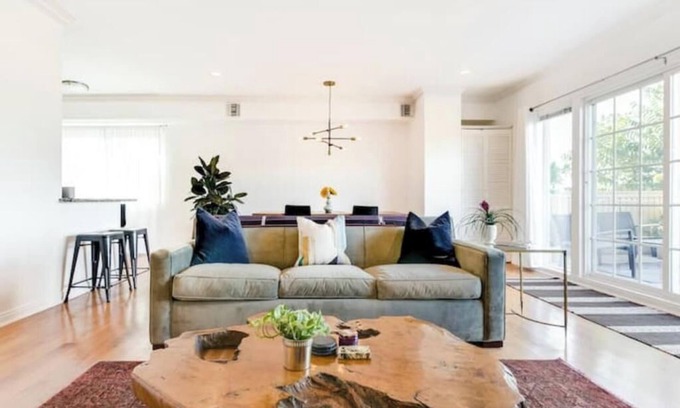 Sunset Junction Apartment | Hip Silver Lake Escape with Sweeping Terrace View