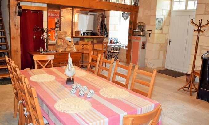 Loches Cottage | Historic 16th Century City Cottage with Modern Amenities, Near Indre à Vélo, Pet-Friendly