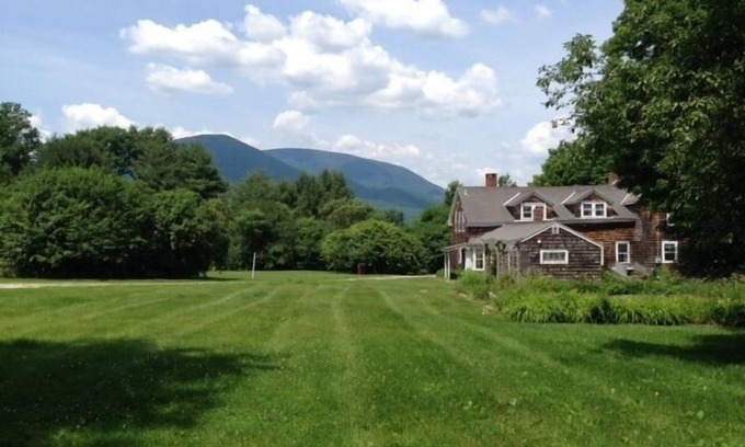 Sunderland House | Historic 1780 Manchester Farm House With Mountain Views