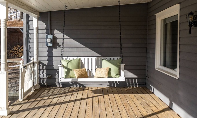 Accord Cottage | Historic 1874 Krom Cottage: Tranquil Getaway