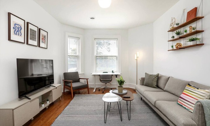 Detroit Apartment | Historic 2/1 Apt near the Villages | Free Parking