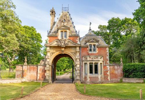 New Forest District House | Historic 2 bed gatehouse in private parkland