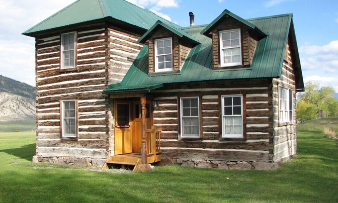 Gardiner Cabin | Historic 2 Story Hand-Hewn Log Cabin Next to Yellowstone Park