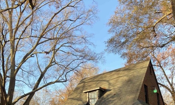 Gastonia House | Historic 20s Cottage sits under the breath taking oaks.