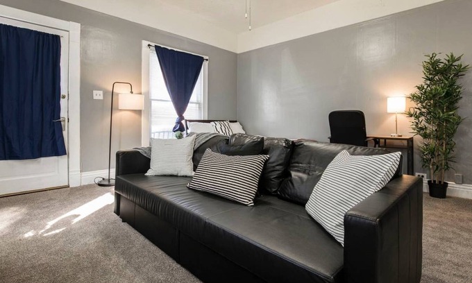 Schnitzelburg House | Historic 3BR home in Shelby Park by CozySuites