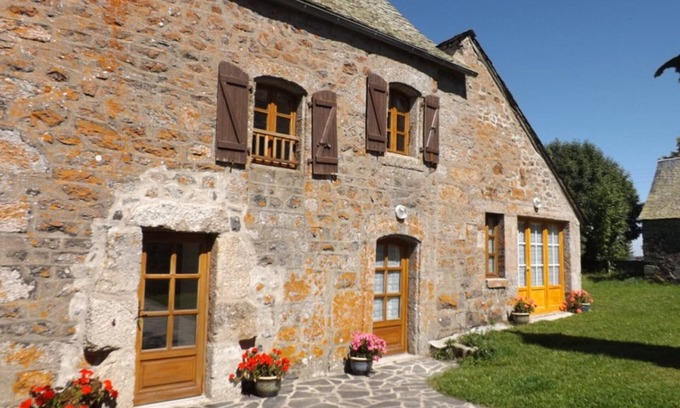 La Trinitat Cottage | Historic 4-bedroom house with fireplace, enclosed garden and pets allowed
