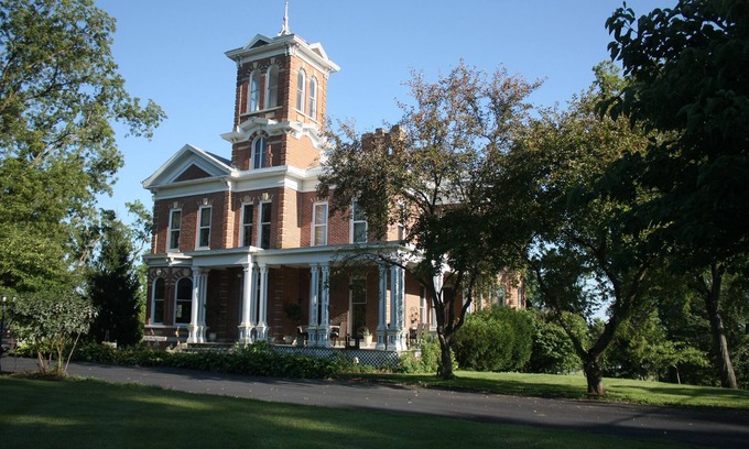 Glasgow House | Historic and Inspirational Mansion in quaint MO river town!