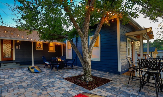 Prescott Cottage | Historic Aubrey House Duplex 2 Blocks to Downtown