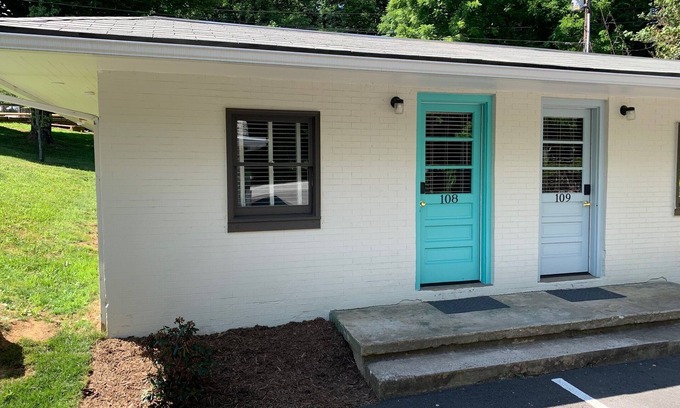 Boone Hotel | Historic Blue Ridge Tourist Court - One Bathroom Suite