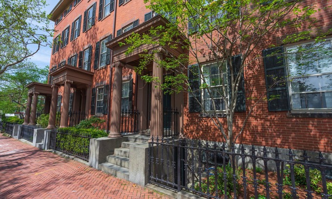 College Hill Condo | Historic Brownstone in the Heart of College Hill - BROWN - RISD - JWU