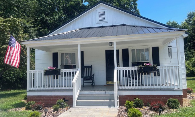 Davidson Cottage | Historic Carriage House Minutes from Downtown Davidson