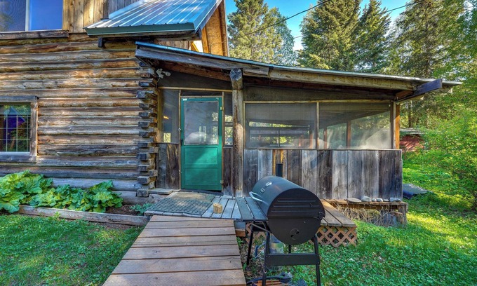 Hope Apartment | Historic Century-old Cabin in Downtown Hope