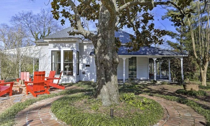 St. Elmo Improvement League House | Historic charm in St. Elmo 3BR/3BA situated on over an acre at base of Lookout